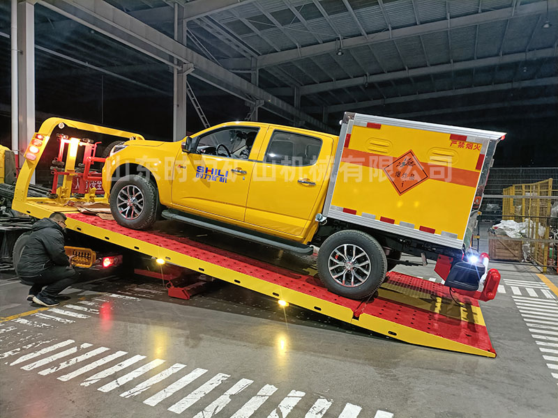 FCB-1無軌爆破器材運輸車發往河南